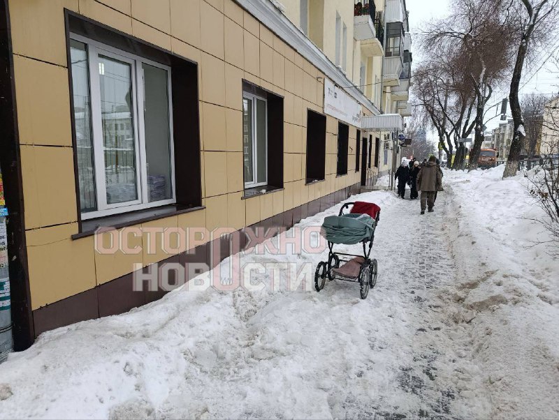 Глыба льда упала на коляску с младенцем в Самаре
