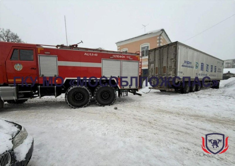 Китайский водитель застрял в сугробе в Подмосковье