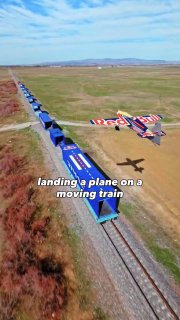 Итальянский пилот-каскадер совершил посадку на идущий поезд