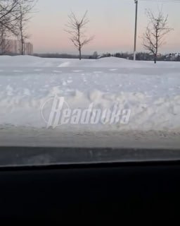 Курьер с ребенком на электровелосипеде нарушил ПДД в Москве