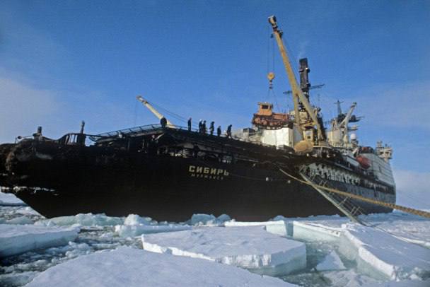 Ледоколы помогают судам в Финском заливе