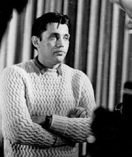 Стихотворение Роберта Рождественского о судьбе и стойкости