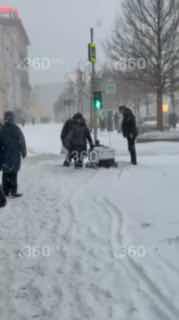 Москвичи спасают роботов-доставщиков