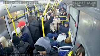 Дорожный знак влетел в окно автобуса в Воронеже