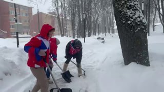 Волонтеры помогают расчищать Подмосковье от снега