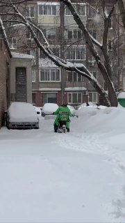Курьер доставляет заказы во время циклона
