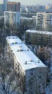 Москвич принимает снежные ванны на крыше