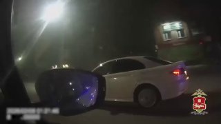 Пьяный водитель разбил машину и расплакался