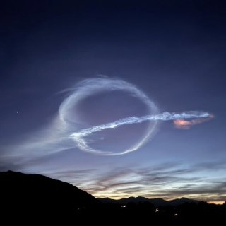 Узор в небе после запуска SpaceX напомнил логотип Grok