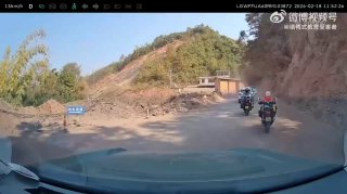 Мотоциклистка улетела в овраг в Китае