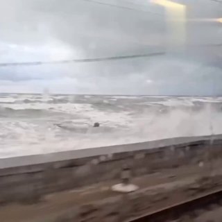 В Сочи волны окатили электричку