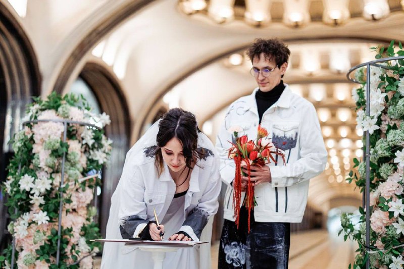 Свадебный сезон в московском метро