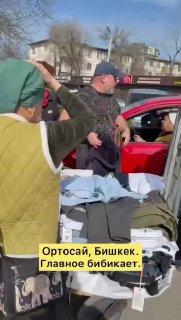 Автоледи в Бишкеке ездит по рынку на машине