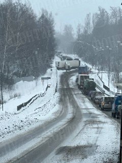 В Рождествено фура застряла, движение затруднено