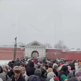 Огромная очередь за блинами в Петропавловской крепости