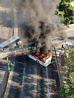 В Халиско преступники строят баррикады из горящих машин