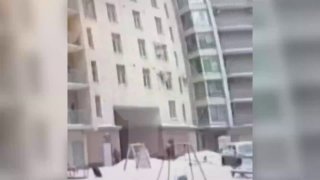 Дворник поймал выпавшего из окна ребенка в Петербурге