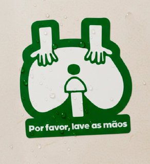 Неудачный дизайн наклейки в туалете неожиданно повысил гигиену