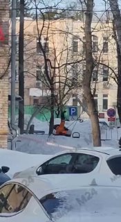 Снегопад в Москве и философские размышления рабочих