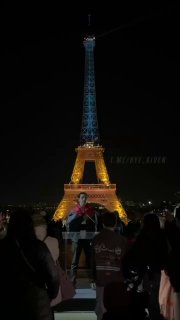 Уклонист и Эйфелева башня в цветах Украины