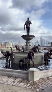 Фонтан в честь канализационного кризиса открыли в Лондоне