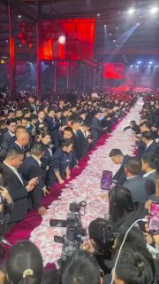 Китайский бизнесмен раздал сотрудникам $26 млн на корпоративе