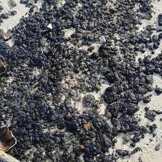 Загрязнение пляжей Пхукета после крушения контейнеровоза