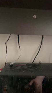 Геймер "шлёпает" компьютер, чтобы тот включился