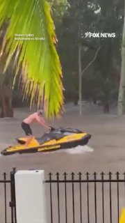 Наводнение в Сиднее: гонки на гидроцикле и предупреждение об акулах