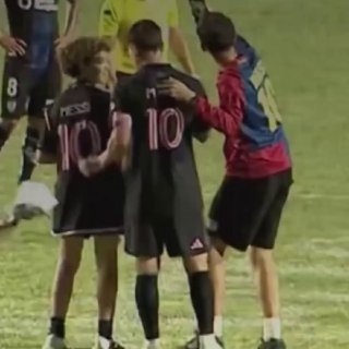 Болельщик упал на Месси во время матча