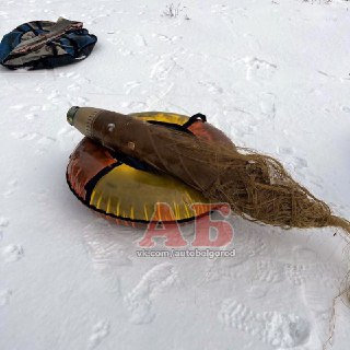 Дети играют на двигателе ЗУР "Панциря"