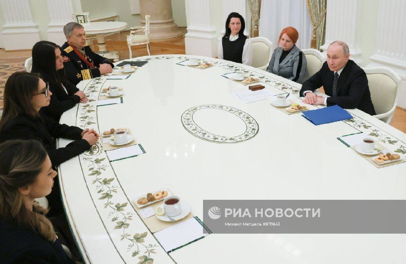 Путин встретился с жёнами погибших офицеров ССО