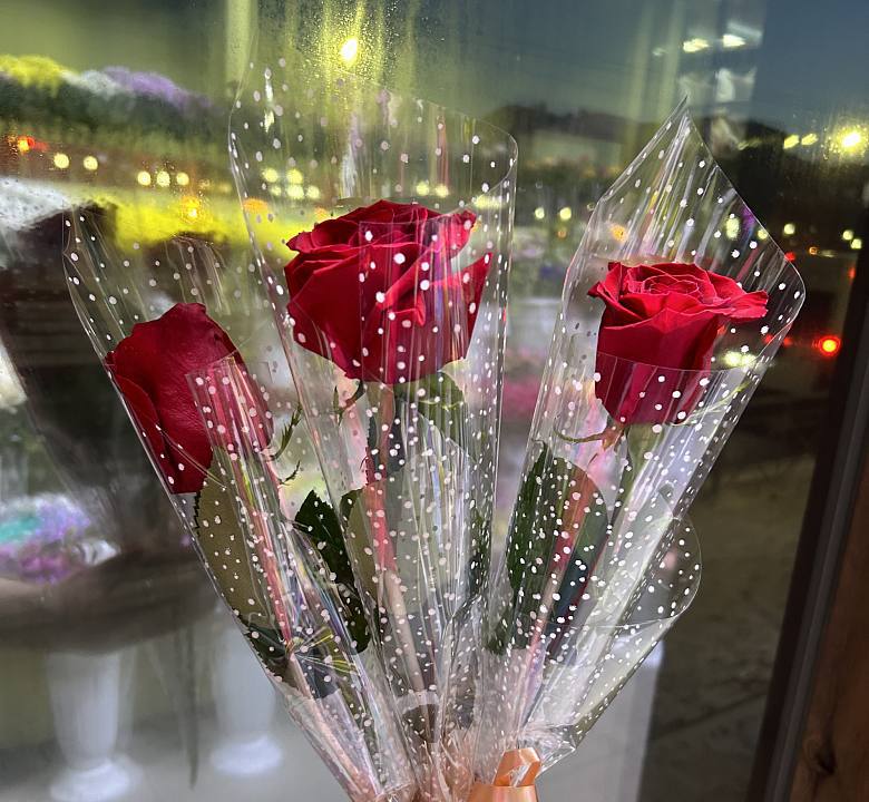 Розы в целлофане признаны худшим подарком на 8 марта