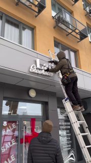 Бизнес спешно русифицирует вывески из-за нового закона