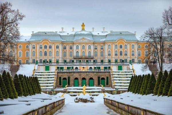 Бесплатный вход для женщин в дворцы Петергофа и Ораниенбаума 8 марта