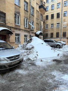В Петербурге сугробы выросли до второго этажа