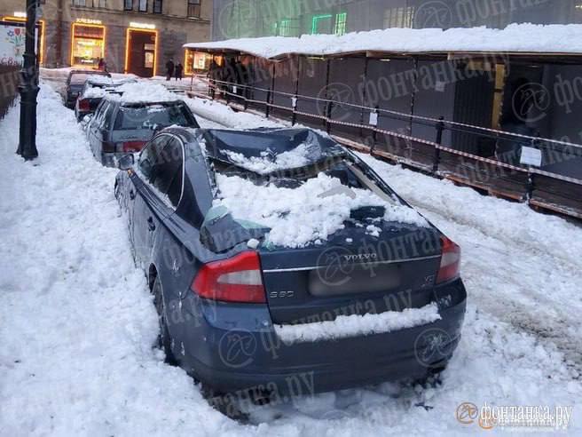 В Петербурге на машины падает снег и лед