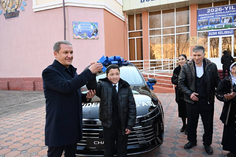 Узбекский школьник получил автомобиль от президента