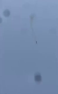 Жители Катара убегают от обломков ракеты