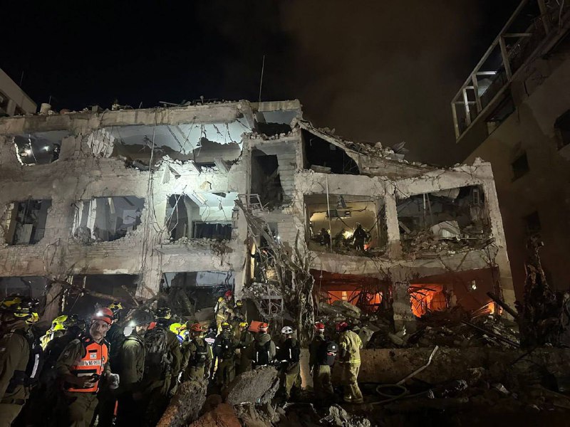 Последствия падения перехваченной иранской баллистической ракеты в Тель-Авиве