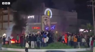 Свергнут памятник Хомейни в Иране после ударов США и Израиля