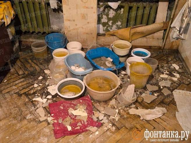 Жители дома в Петербурге собирают воду с потолка