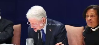 Клинтон просматривал фото с острова Эпштейна