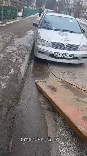 В Украине прокололи колеса автомобиля ветерана ВСУ