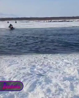 Рыбаки устроили водное «ралли» на снегоходах на Камчатке