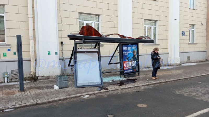 Автобус врезался в остановку в Петербурге