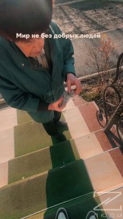 Дедушка создает движущихся птиц из газет