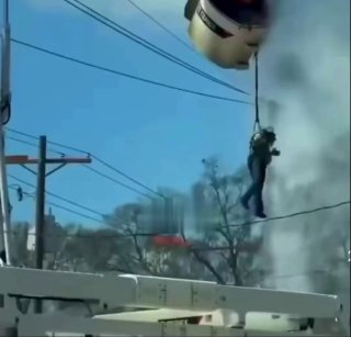 Рабочий упал с горящей люльки в Луизиане