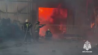 Крупный пожар на складе в Краснодаре: тушат 60 человек