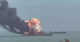 США сжигают нефтяные танкеры Ирана: подбито 3 судна, цены на бензин в США выросли на 17%